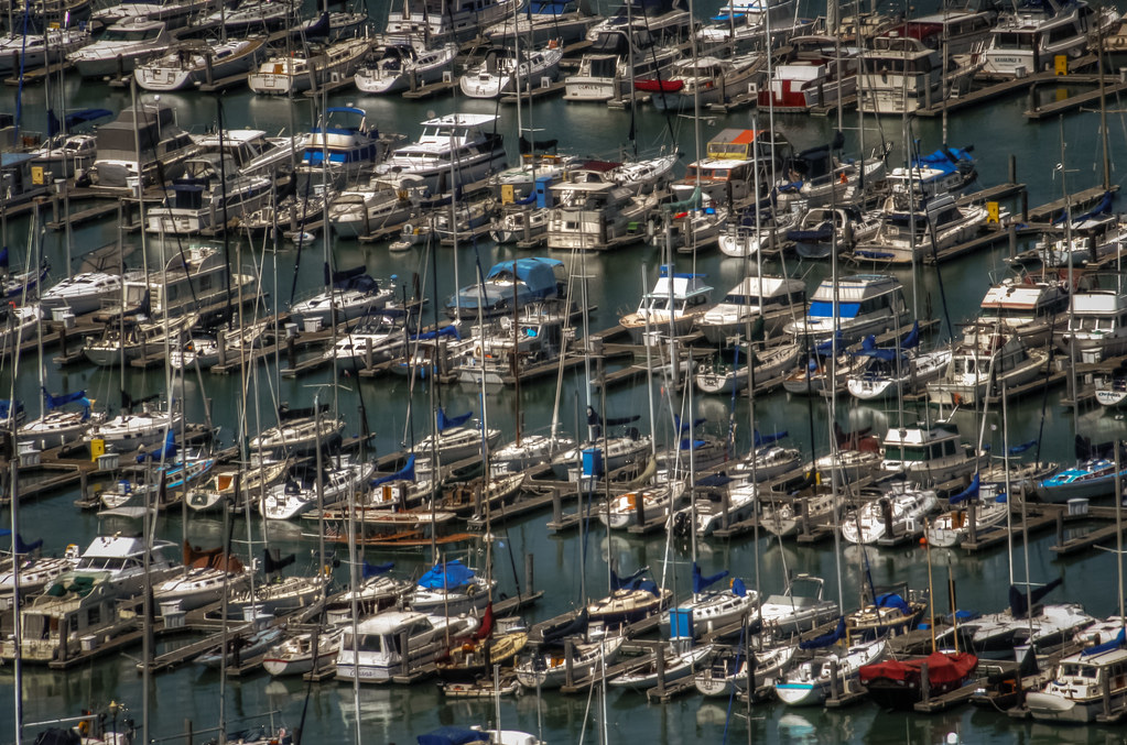 Boote in einem Yachthafen vertäut